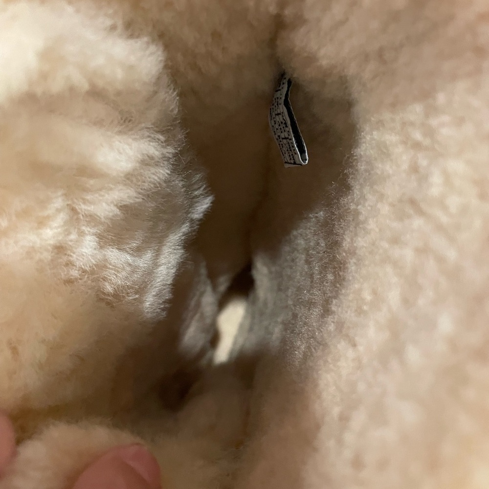 Authentic UGG uptown boots - Picture 8 of 15